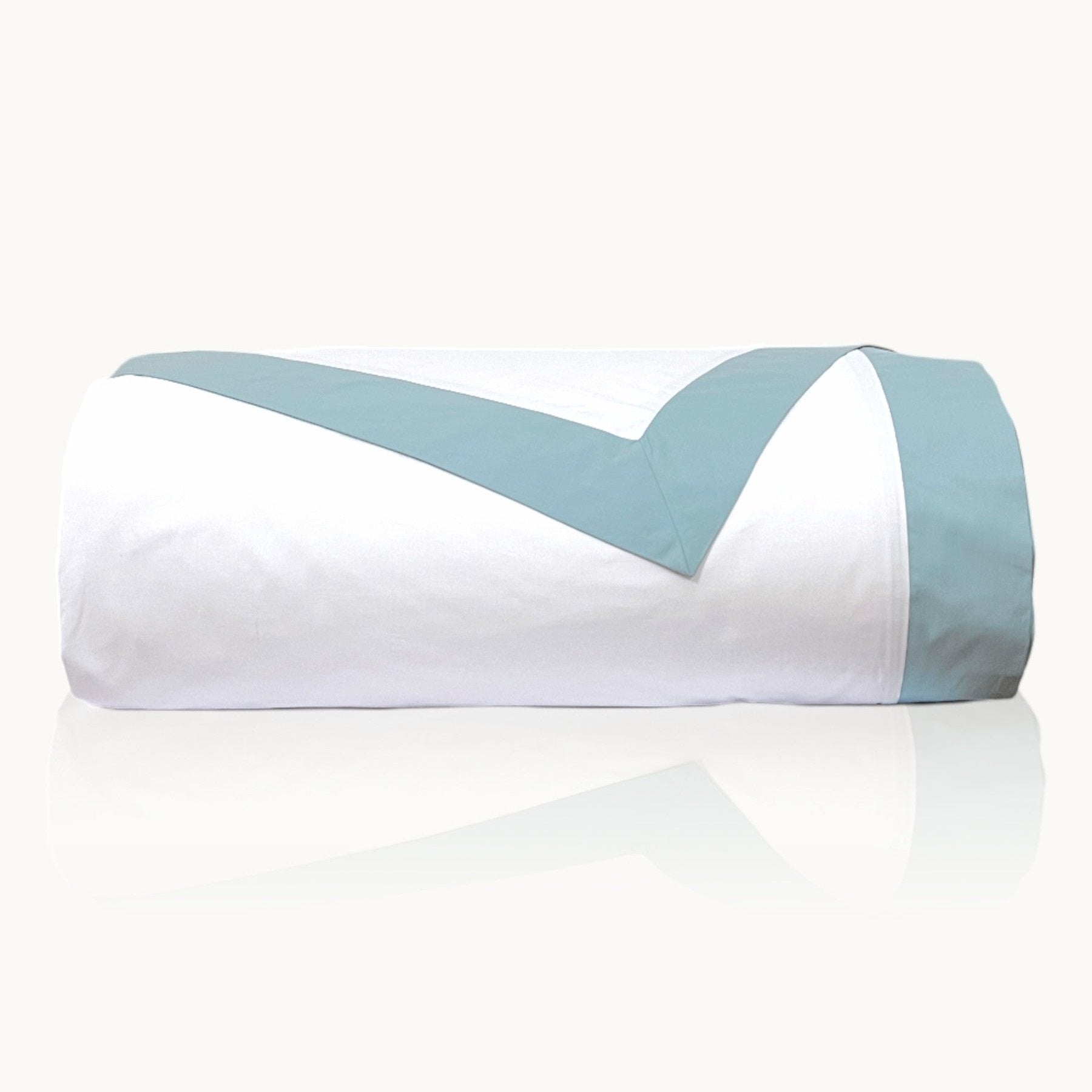 #Farbe_Atlantic Aura Deckenbezug aus ägyptischer Baumwolle in Sanftblau, hergestellt aus Perkal Stoff, perfekt für edle Schlafzimmer und luxuriöse Bettwäsche.