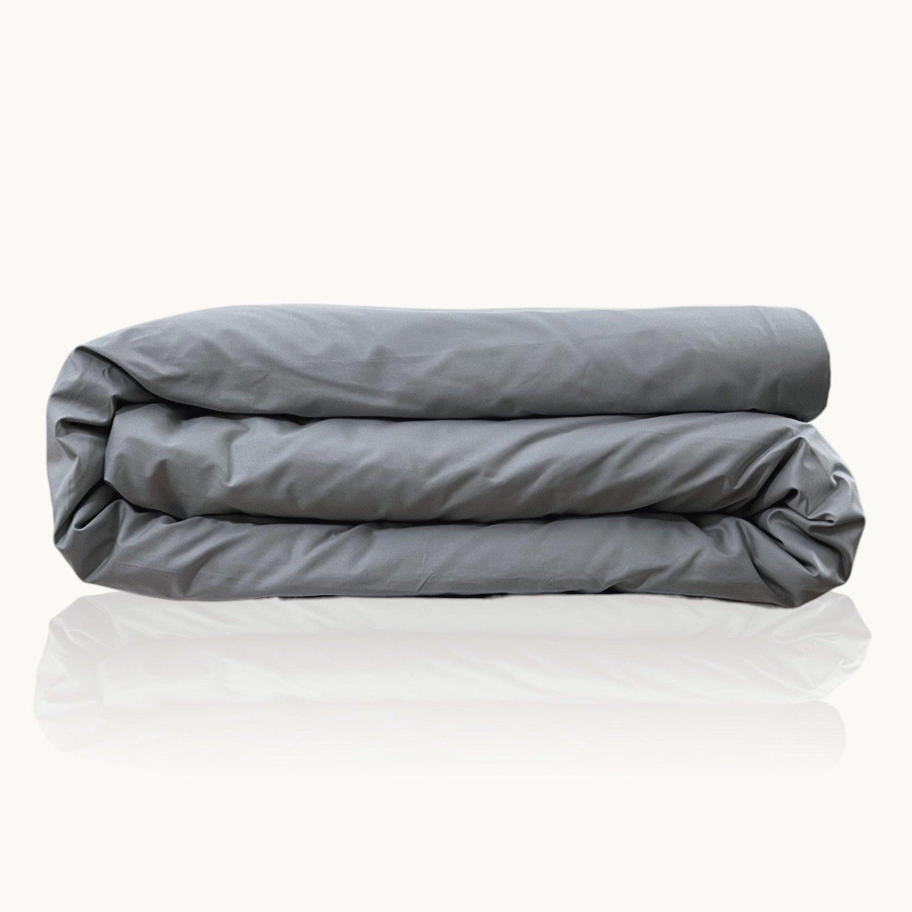 #Farbe_Ardoise Hochwertiger Deckenbezug aus ägyptischer Baumwolle in Ardoise, hergestellt aus Percale Stoff, perfekt für edle Schlafzimmer und luxuriöse Bettwäsche.