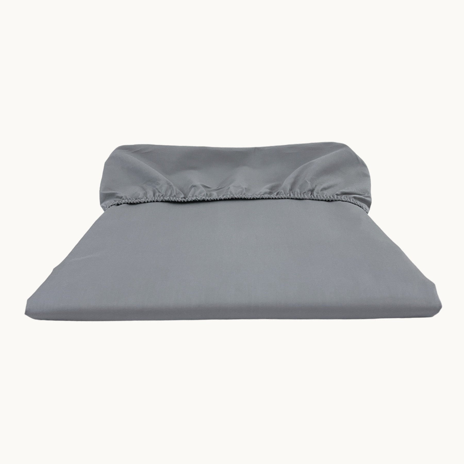 Premium-Spannbettlaken-Ardoise-aus-ägyptischer-Baumwolle-Percale-für-hochwertige-Bettwäsche Alt Text: #Farbe_Ardoise Premium Spannbettlaken aus ägyptischer Baumwolle in Ardoise, gefertigt aus Percale Stoff, perfekt für hochwertige Luxusbettwäsche und erholsamen Schlaf.